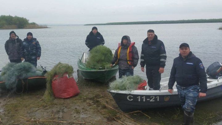 Из озера Белеу в заповеднике "Прутул-де-Жос" достали три километра браконьерских сетей