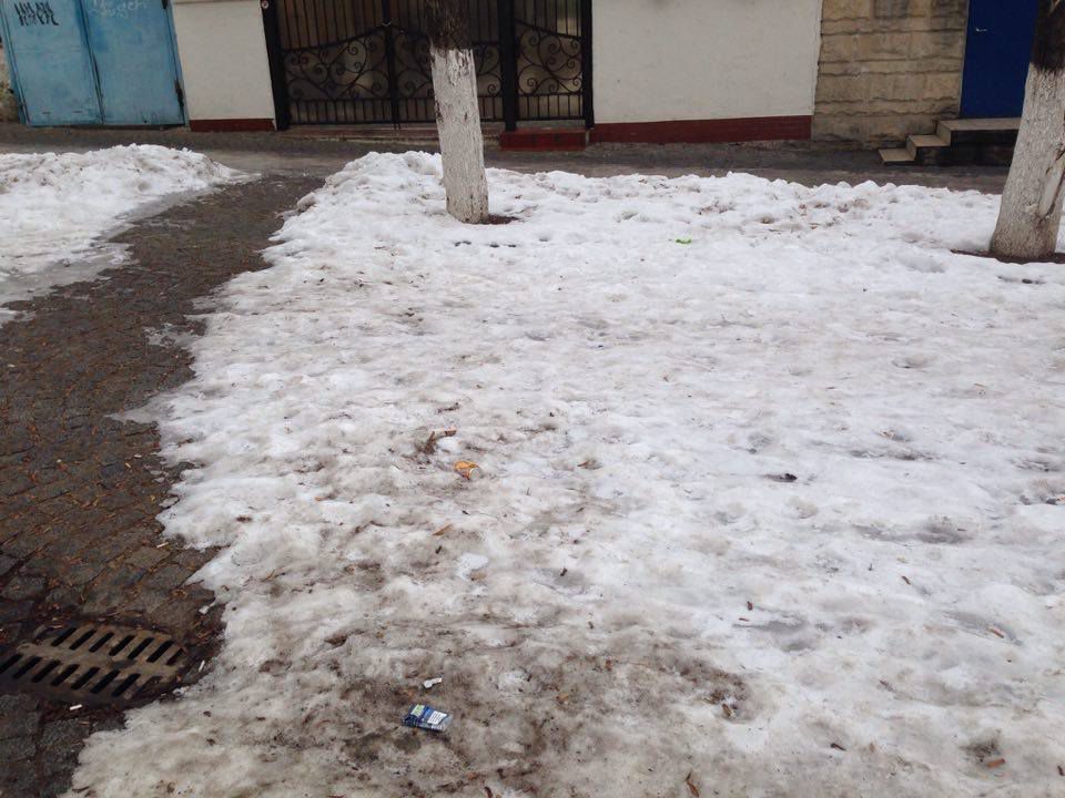 Dezastru pe strada pietonală din Chișinău: Mormane de gunoaie ies de sub zăpadă