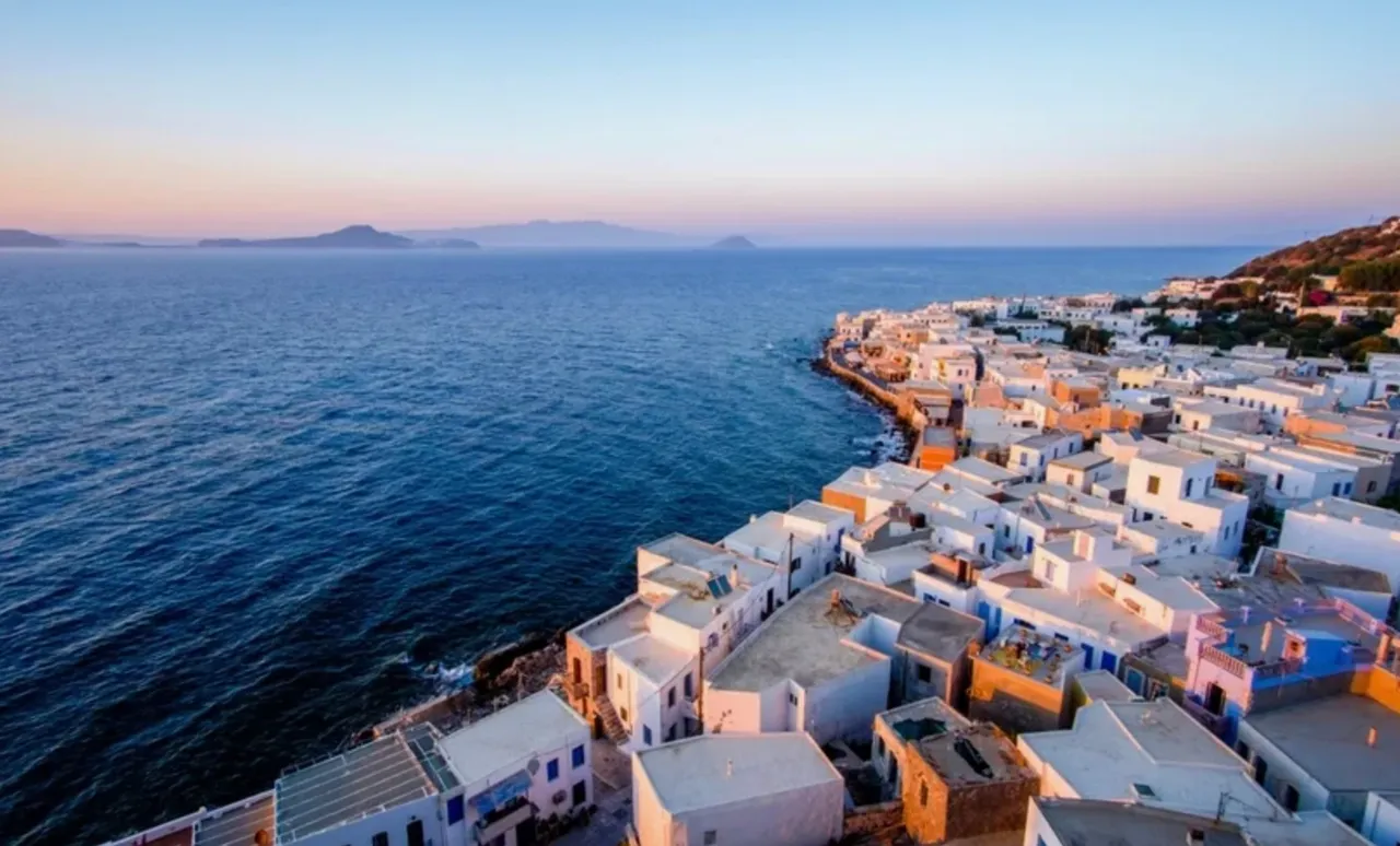 Top 3 cele mai bune insule grecești pentru călătorii în 2025: Santorini nu este în trend