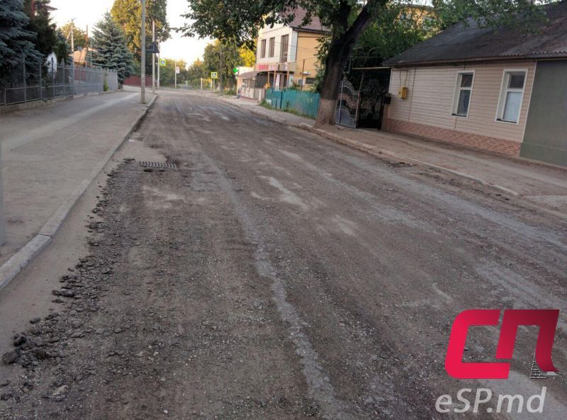 С ямами в Бельцах борются с помощью асфальтовой крошки