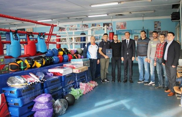 Спортивная школа борьбы, бокса и кикбоксинга получила новый инвентарь