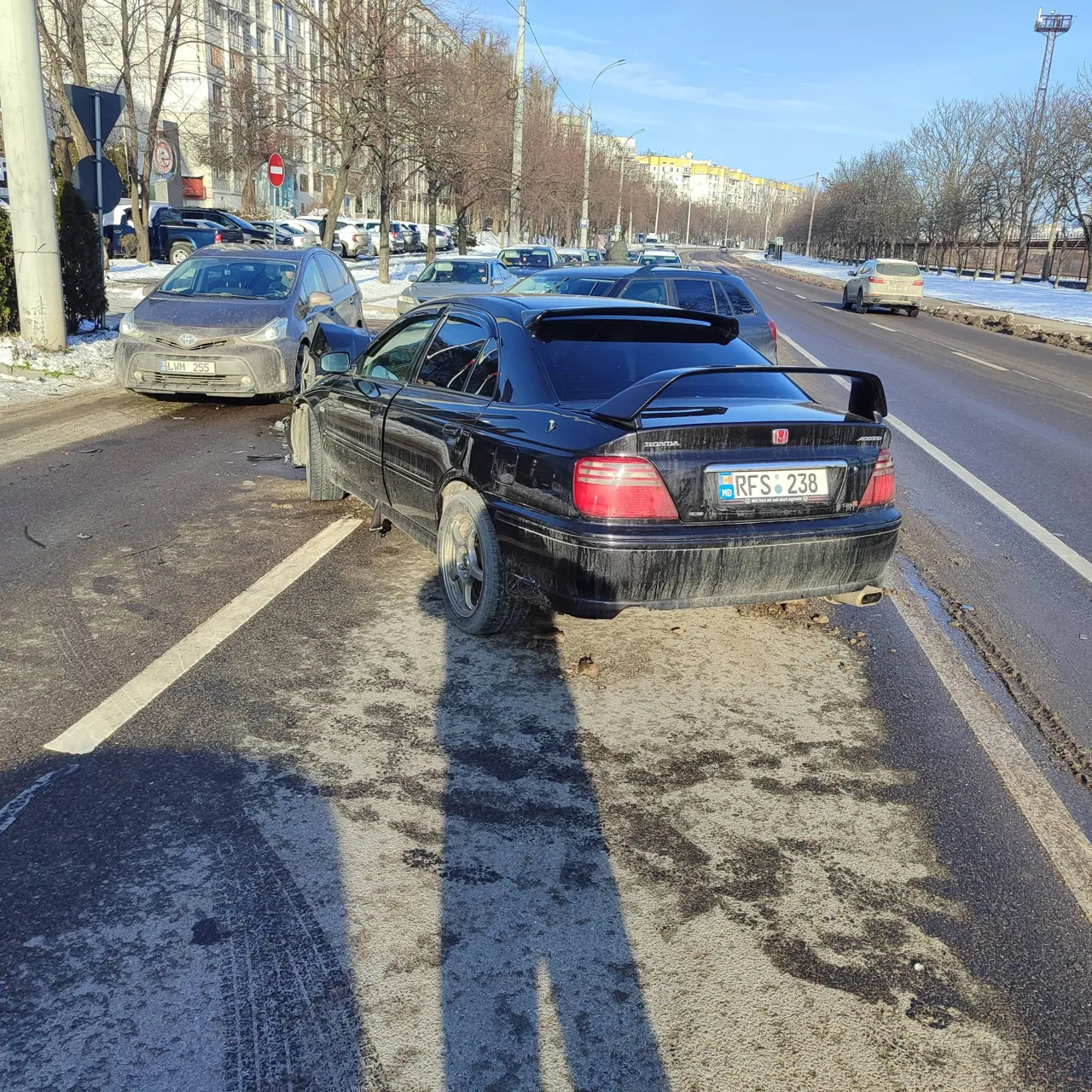 Accident în Capitală: Două automobile s-au tamponat frontal