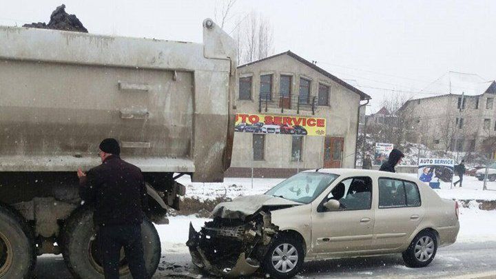 На трассе Кишинев-Унгены легковушка въехала в грузовик