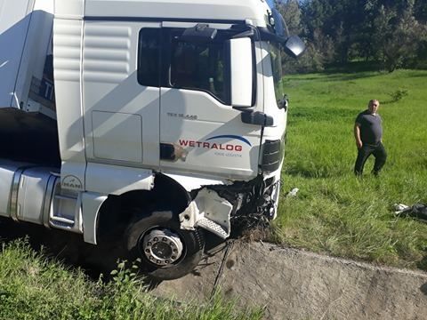 Водитель из Кишинева 4 дня ночует на трассе у своего разбитого грузовика