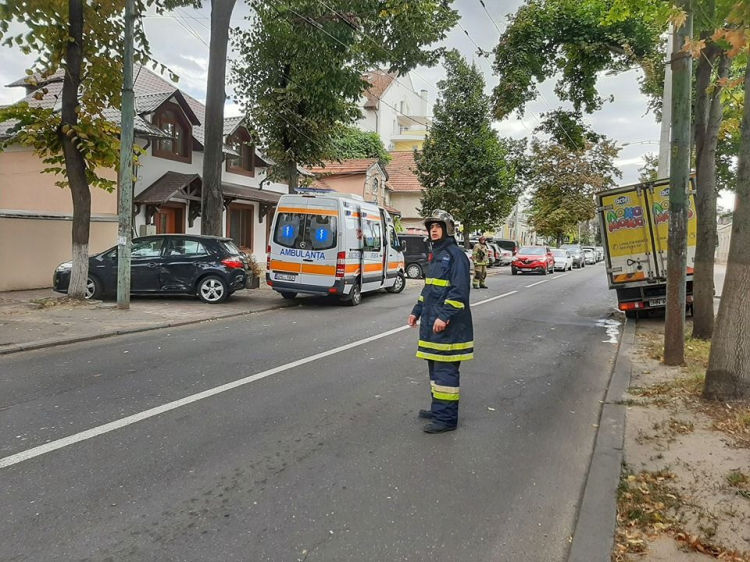 В Кишиневе грузовик врезался в столб