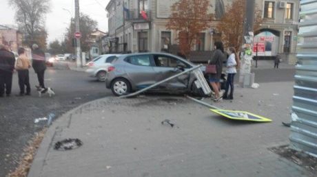 Grav accident în Capitală. Două maşini făcute zob
