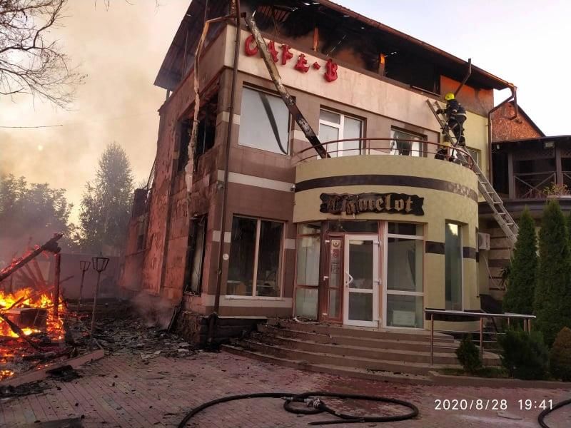 В Бубуечь пожар на террасе тушили 6 расчетов и 25 пожарных