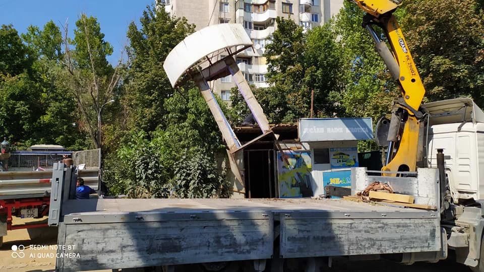 Ботанику расчищают от нелегальных и заброшенных киосков