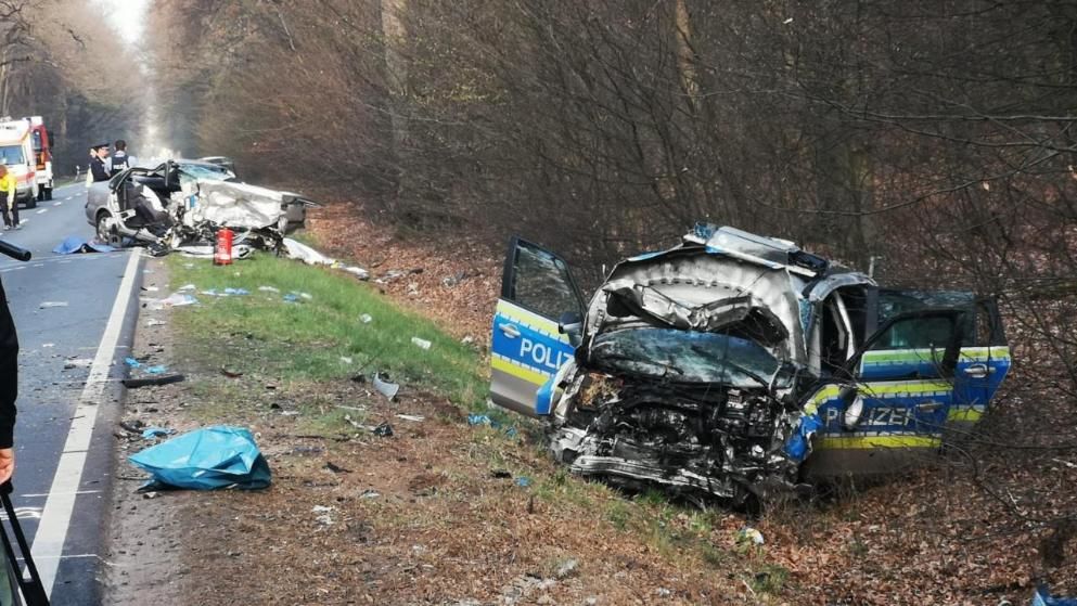 В Германии автомобиль полиции попал в ДТП по пути к месту крушения самолета