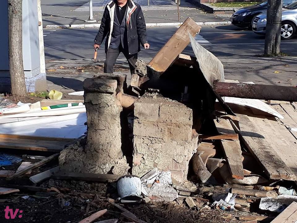 Adio colibă! Tudor Pânzari își demolează coliba ce timp de șapte ani i-a fost casă