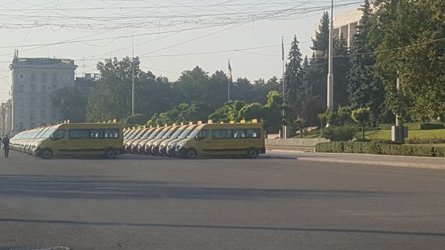 România donează microbuze pentru școlile din Moldova: Circulația, restricționată în Capitală