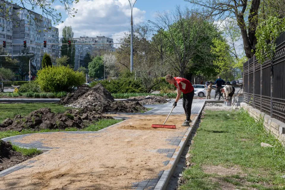 В Кишиневе завершается благоустройство мини-сквера на Ботанике