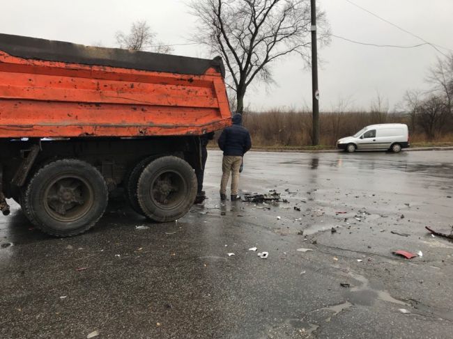 На Ботанике КАМАЗ столкнулся с легковым авто