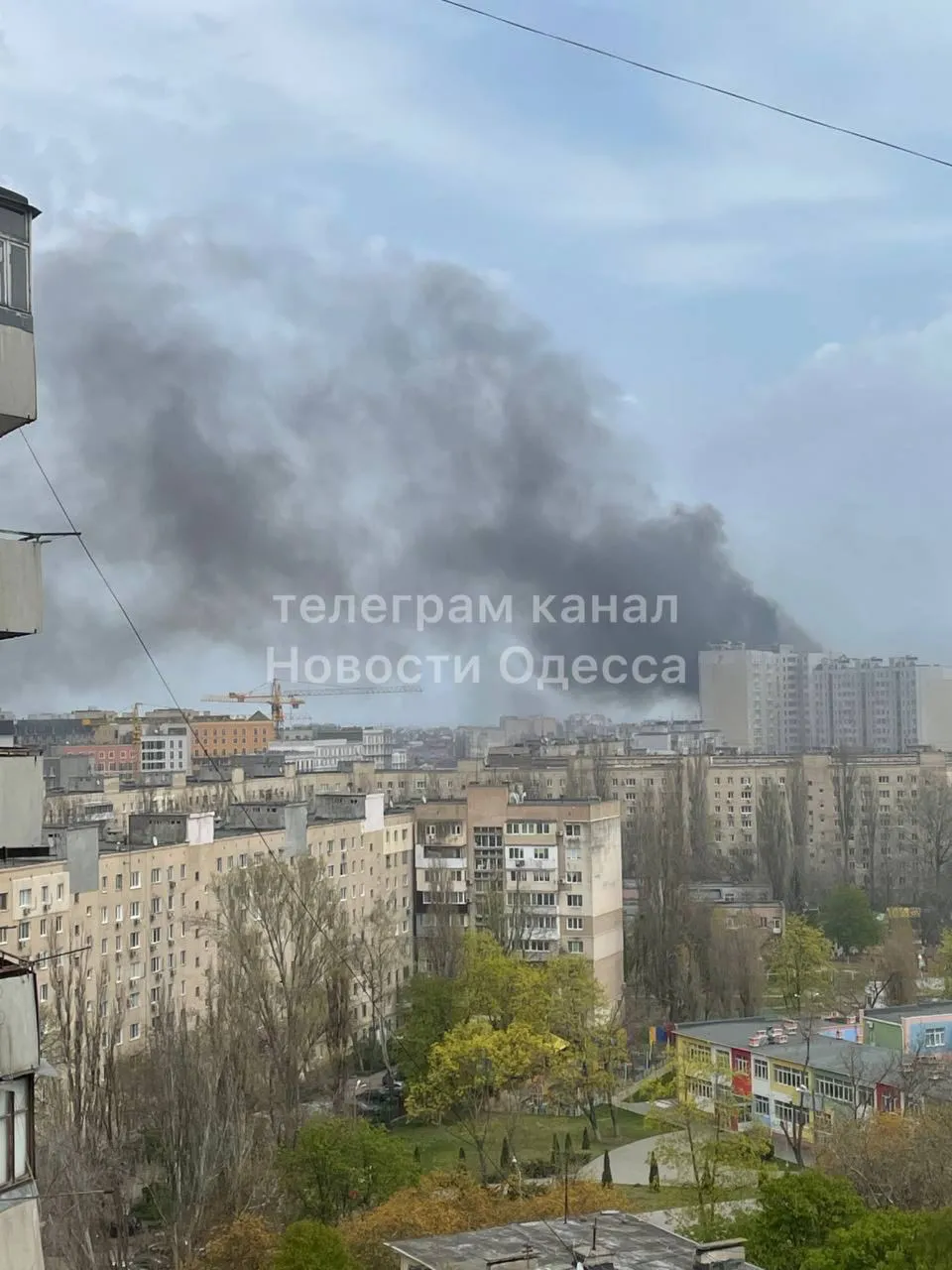 По Одессе нанесен ракетный удар: вспыхнул пожар в жилом доме