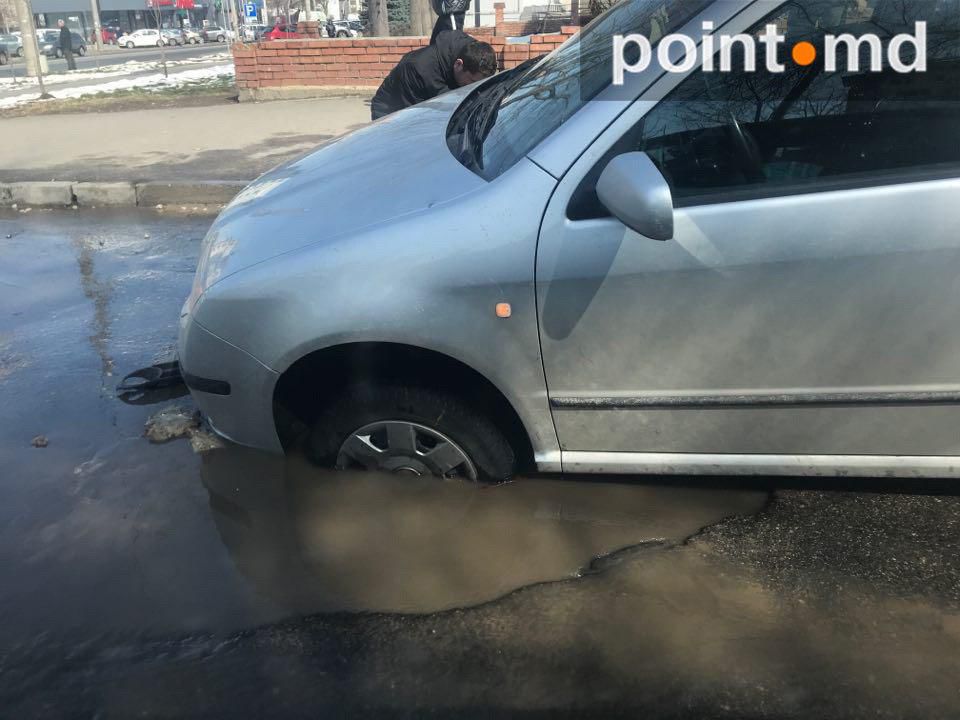 В центре Кишинева  водитель угодил колесом в яму и застрял