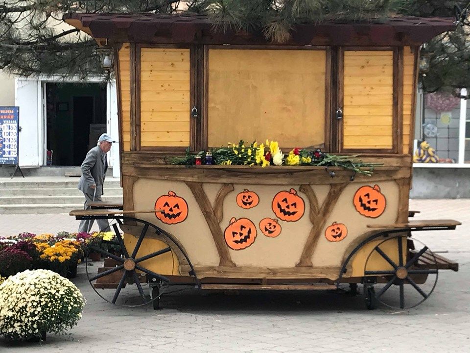 В Каушанах люди приносят цветы в память о погибших в аварии