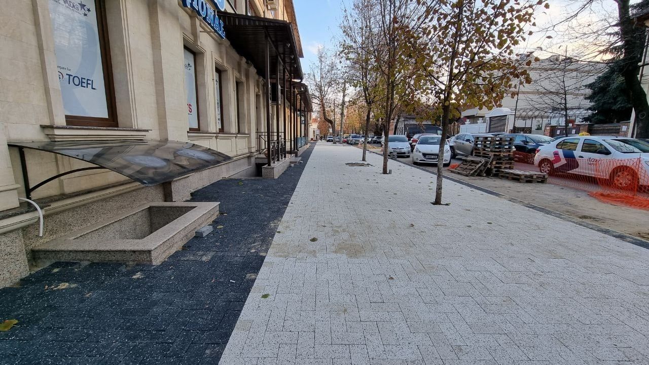 Продолжается ремонт тротуаров в историческом центре столицы