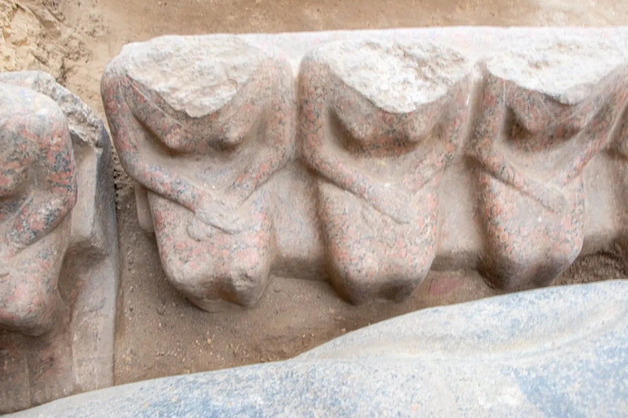 Mormântul unui prinț cu o ușă falsă monumentală din granit roz, găsit la Saqqara