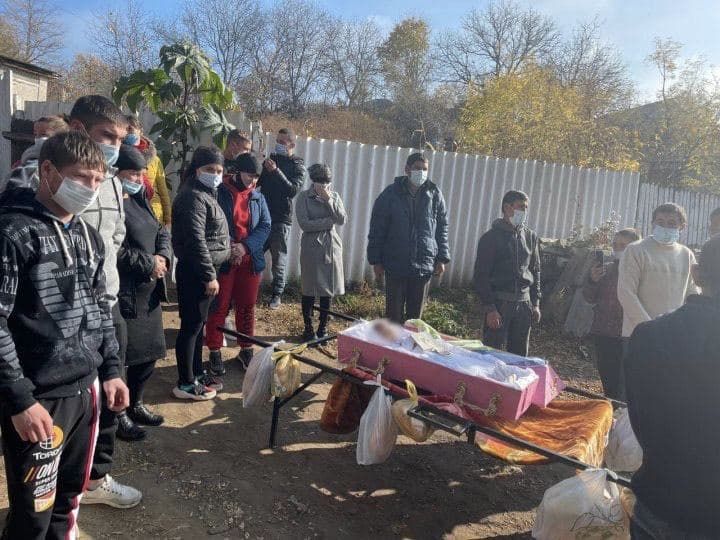 Родные прощаются с убитой двухлетней девочкой
