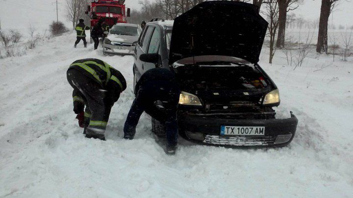 За сутки спасатели вызволили из снега 19 автомобилей