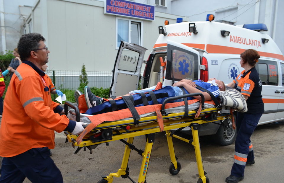 Un microbuz cu 10 moldoveni s-a răsturnat în România