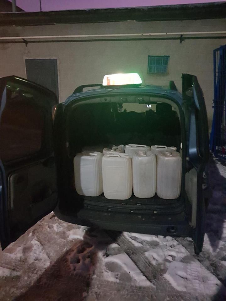 Transporta 400 de litri de alcool fără acte. Șoferul unui taxi, reținut