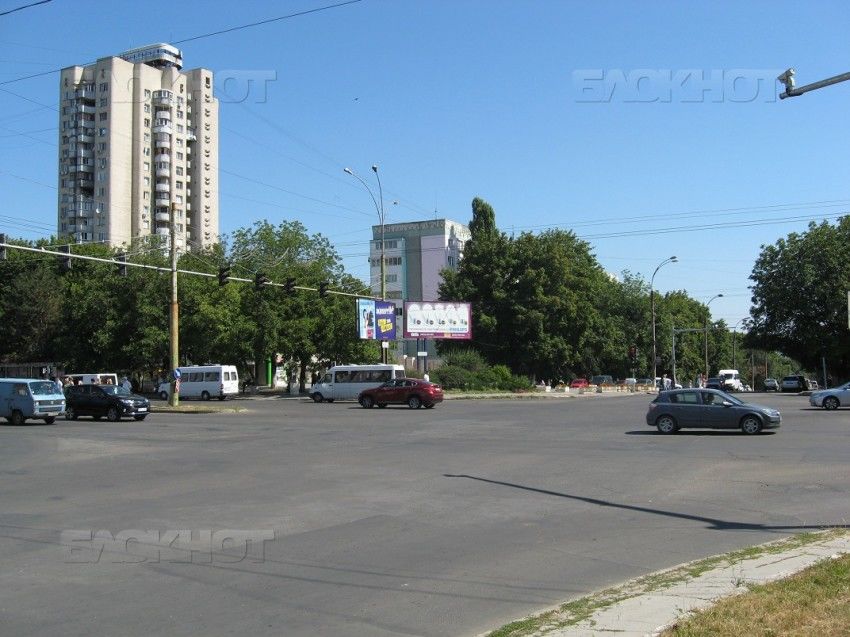 При чистке бульвара Дачия от рекламных панно Киртоакэ "забыл" о самых аварийных перекрестках