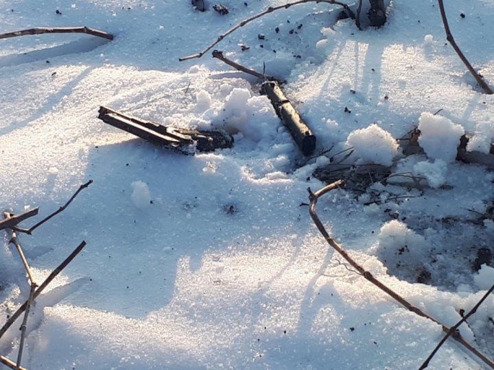 Leova: Maşină furată cu un pistol de jucărie. Proprietarul, luat pe capotă