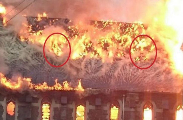 Fotografii terifiante. Ce au văzut internauții în flăcările care au cuprins o biserică