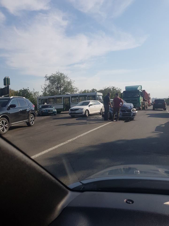 На Балканском шоссе одновременно произошли 3 ДТП, повреждены семь машин