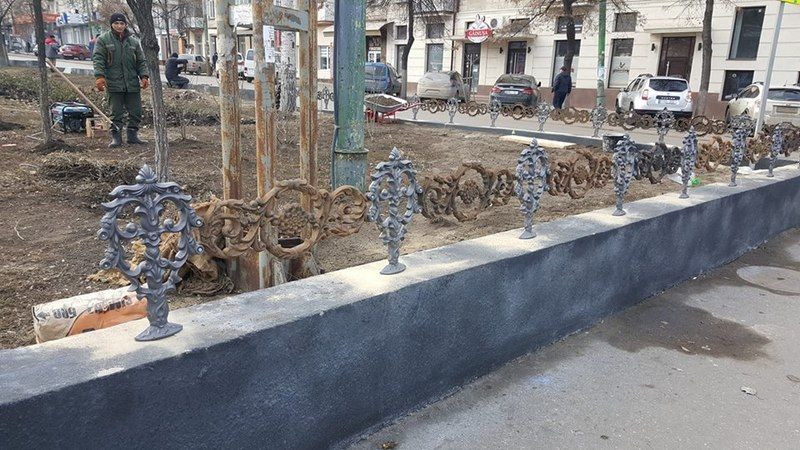 На бульваре Григоре Виеру в Кишиневе начали восстанавливать чугунную ограду