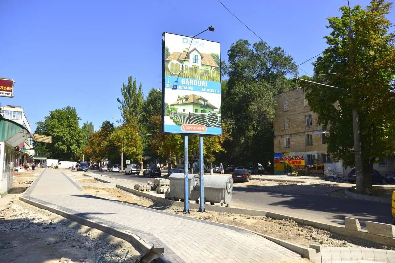 Продолжается ремонт тротуаров по улице Сармизеджетуса в столице