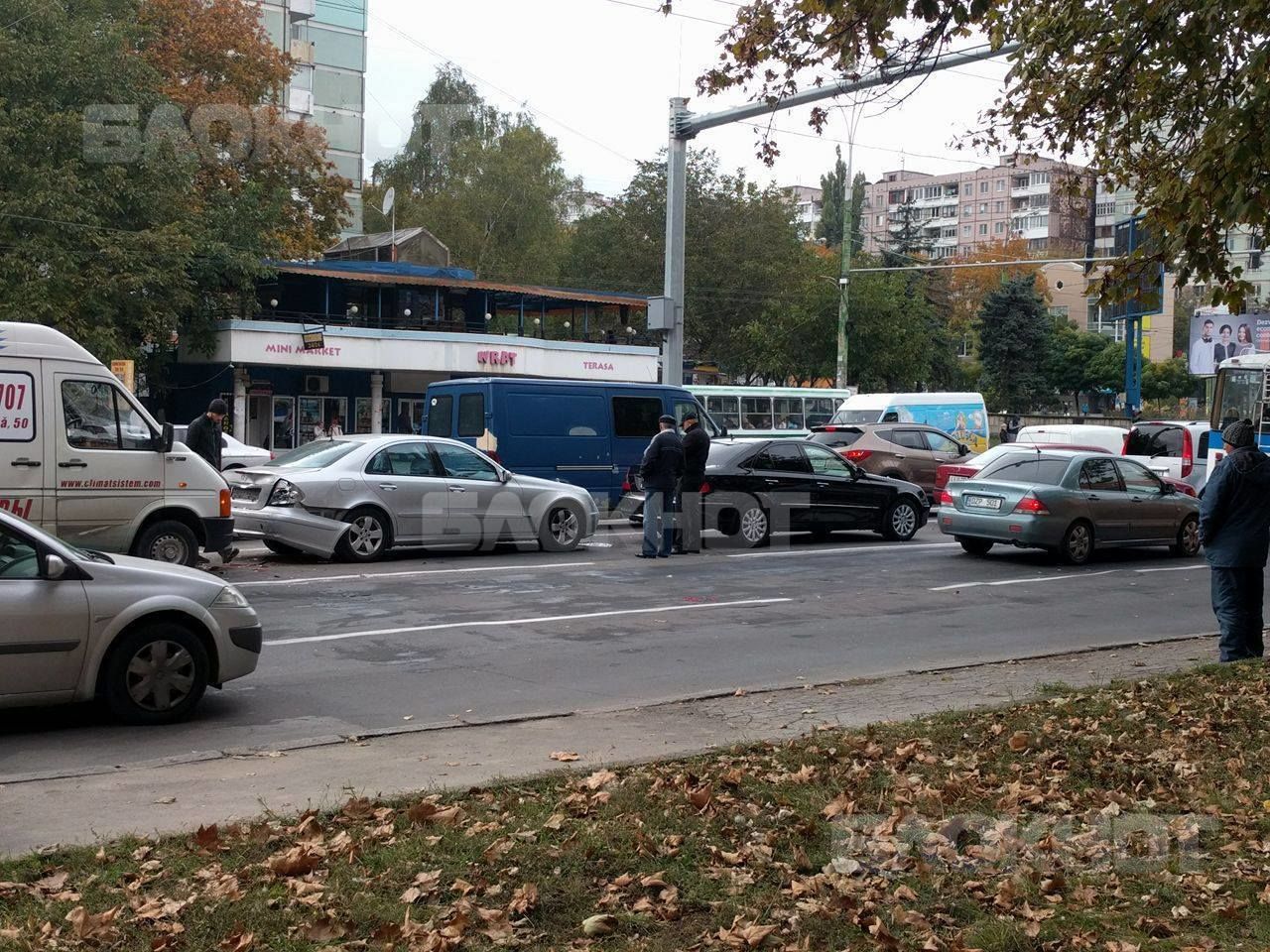 На бульваре Дачия столкнулись сразу пять автомобилей