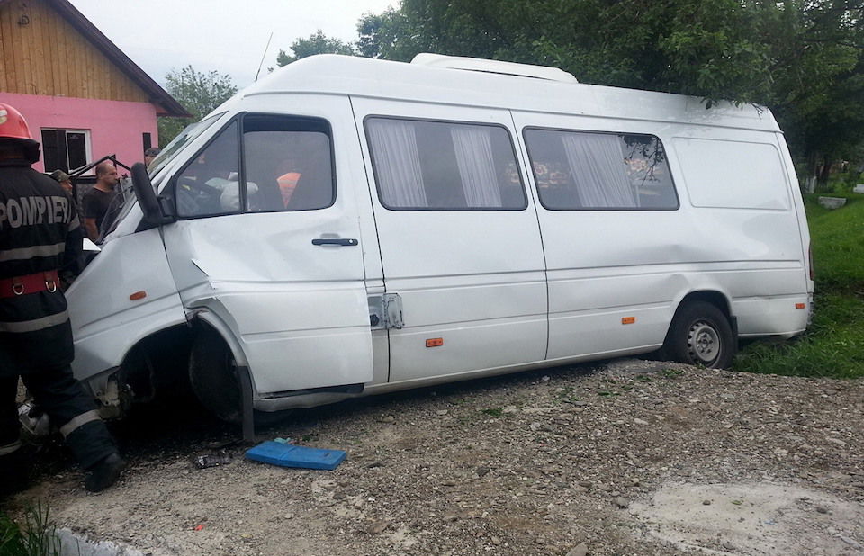 Un microbuz cu 10 moldoveni s-a răsturnat în România