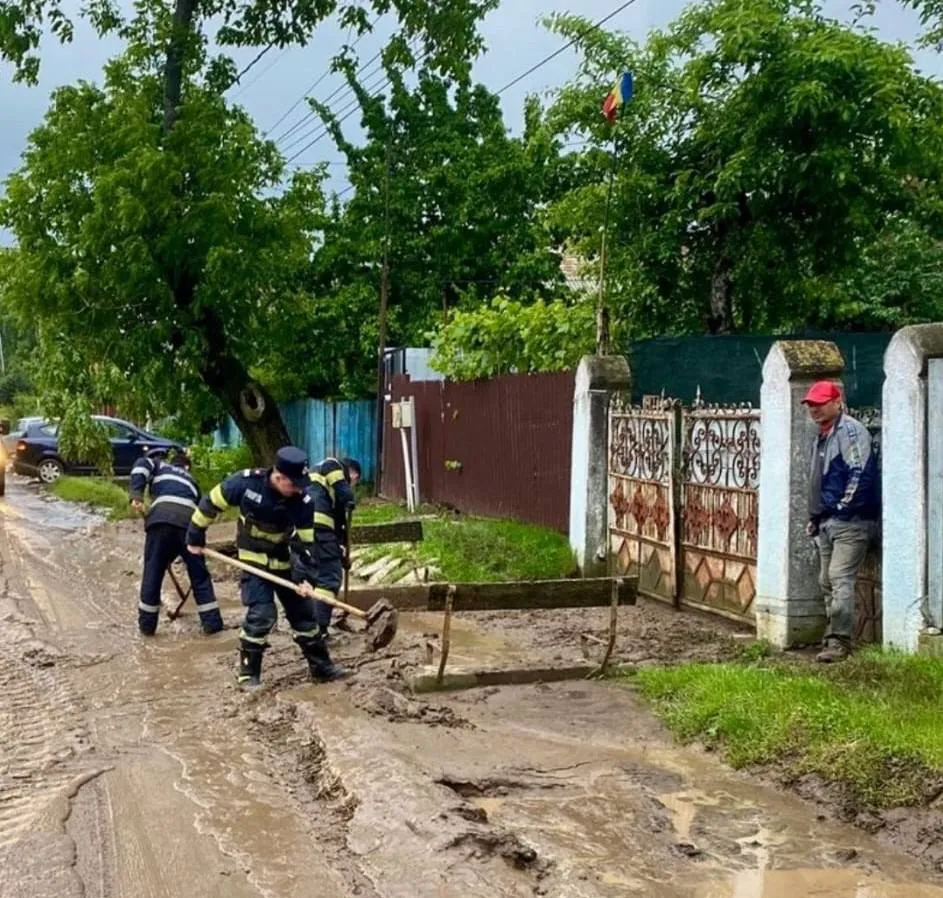 Ploile torenţiale au provocat pagube în România: Unele sate sunt inundate