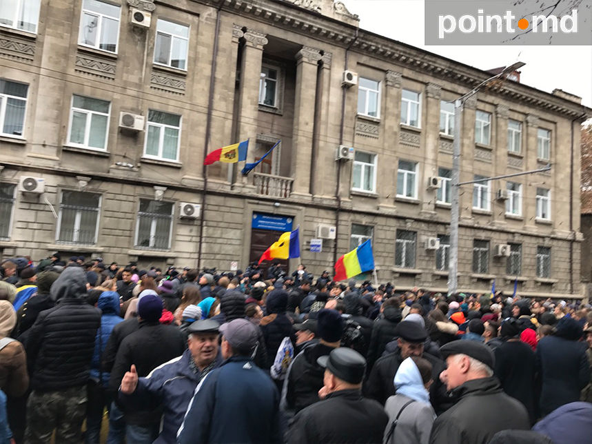 В Кишиневе под румынскими флагами прошел протест против результатов выборов