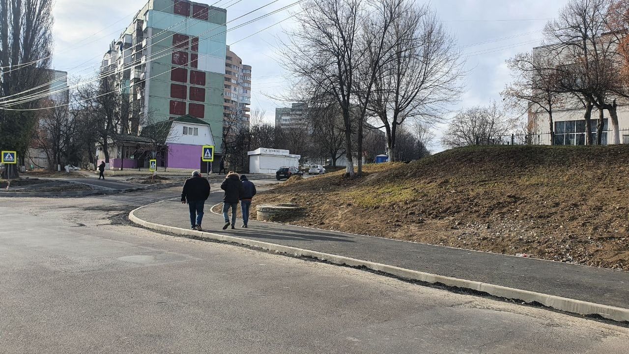 Продолжаются работы по восстановлению тротуаров на улице Игорь Виеру