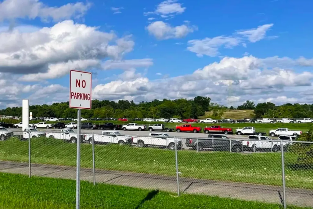 Гигантскую парковку в США с недособранными пикапами Ford сняли из космоса