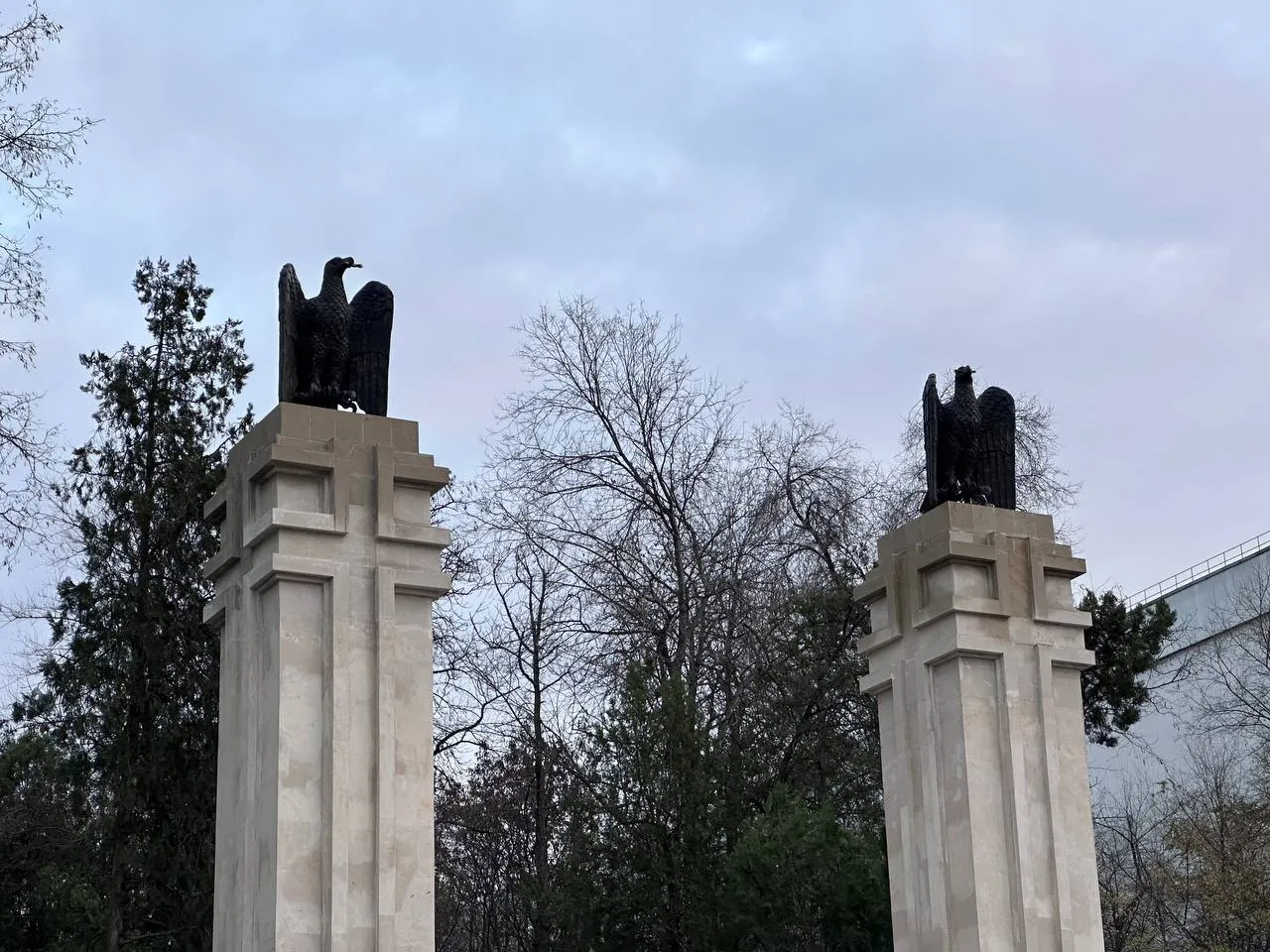 Претура о вызвавшей споры конструкции на входе в кладбище героев: Это римские орлы