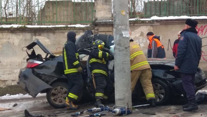 Уроженец Флорешт погиб, врезавшись за рулем BMW в столб электропередачи в столице