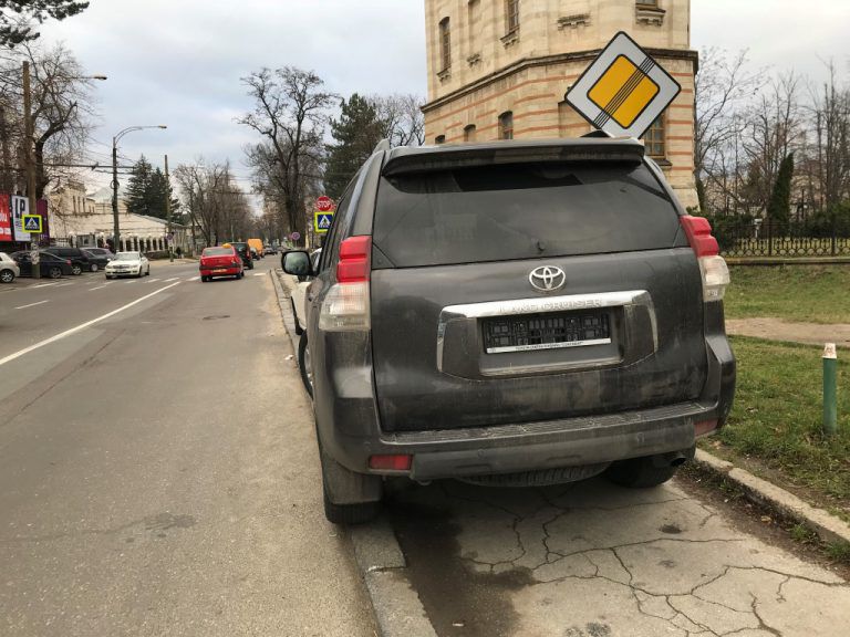 Десятки припаркованных на тротуаре машин лишились номеров