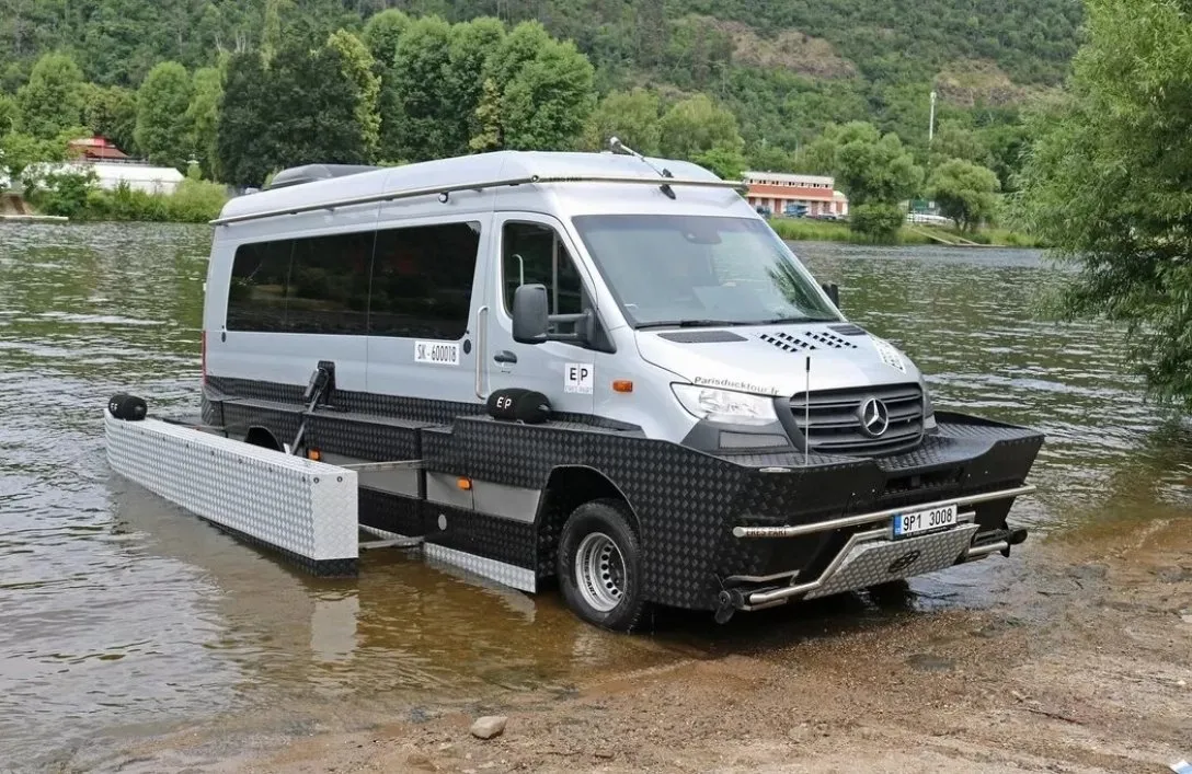 Mercedes Sprinter получил оригинальную плавающую версию