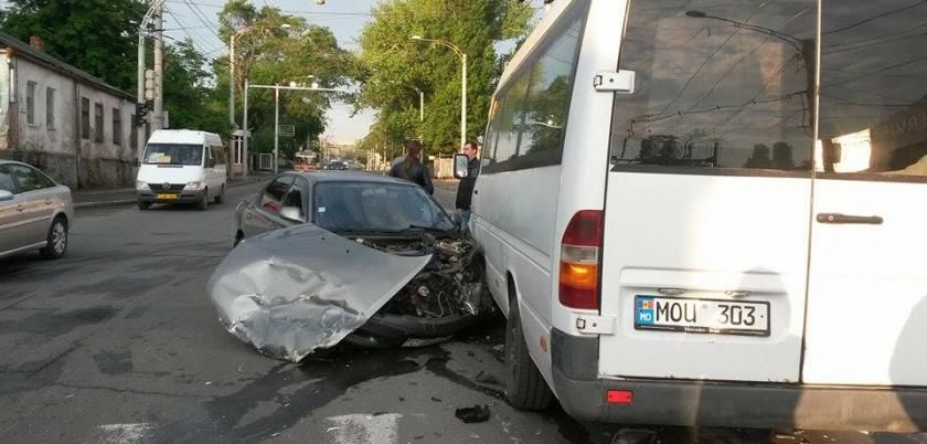 Accident grav pe strada Ismail. O mașină, făcută zob