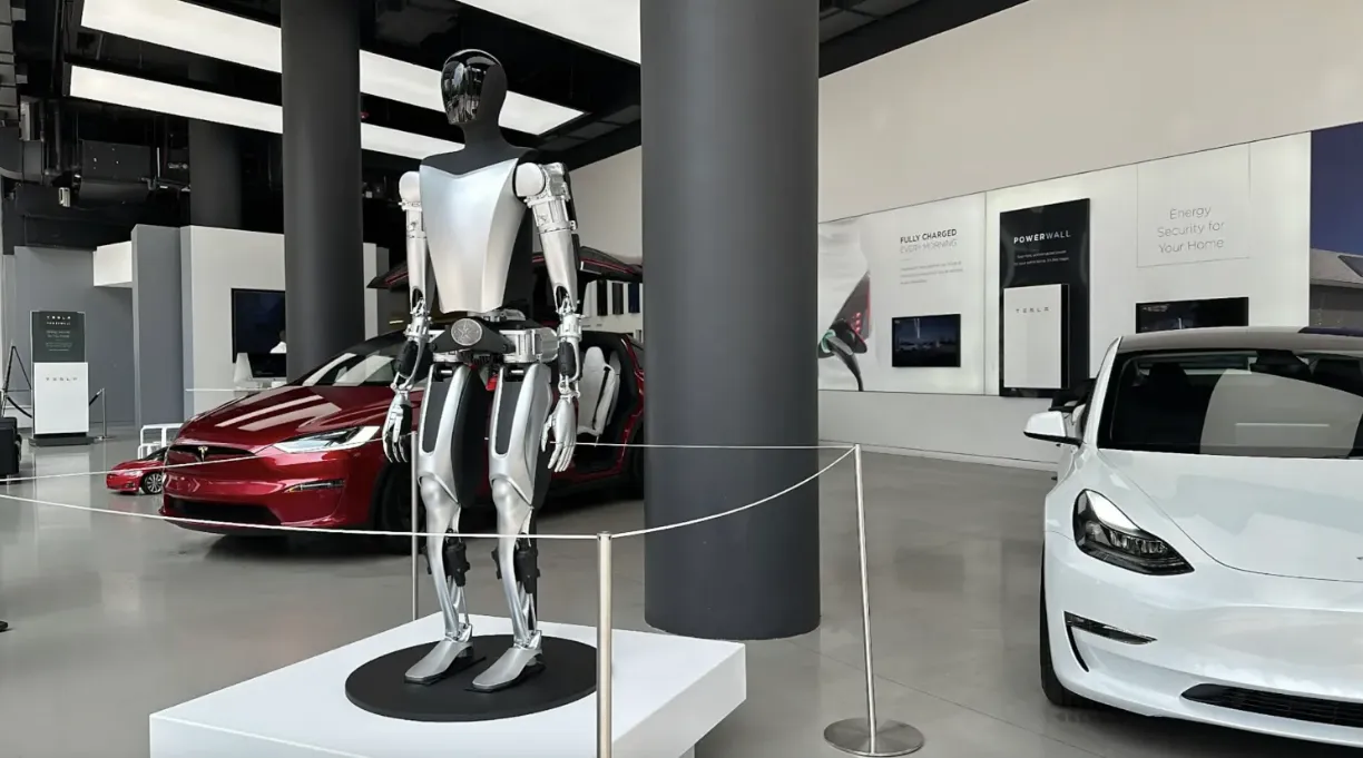 Tesla отправила первую партию роботов Optimus в свои автосалоны