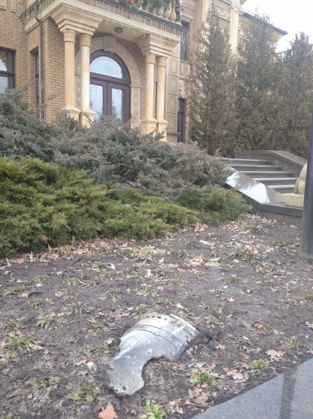 Во двор дачи Зеленского упал обломок ракет