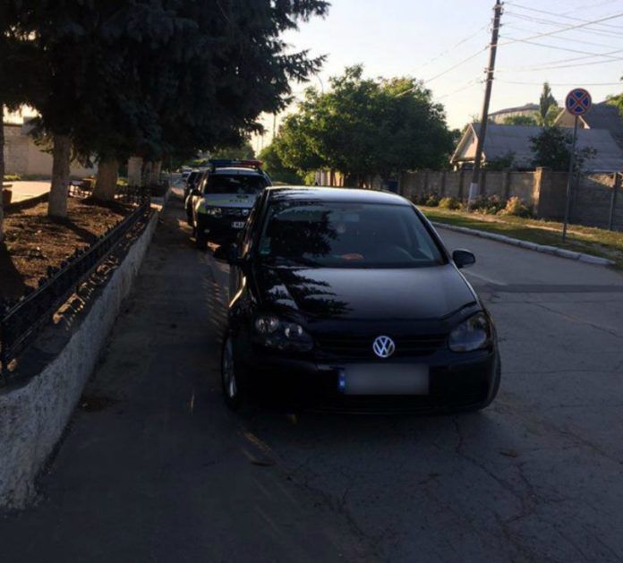 Полиция задержала водителя, угрожавшего пистолетом посреди улицы