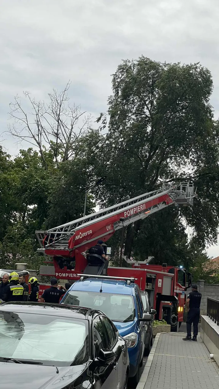 Un copil, la un pas să cadă de la fereastra unui bloc de locuit din sectorul Buiucani al Capitalei