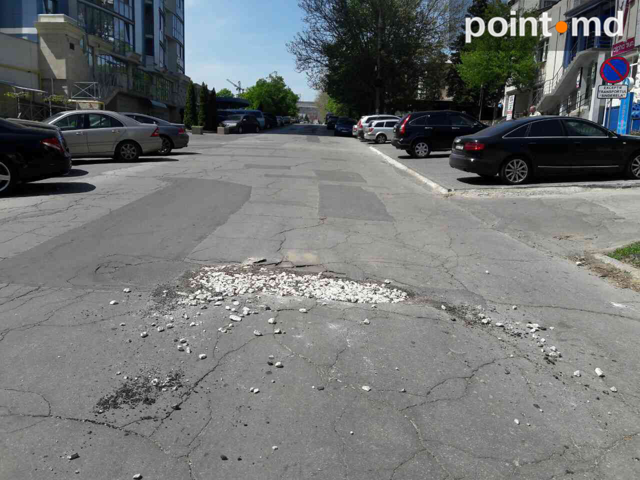 На Рышкановке яму на проезжей части засыпали землей и щебнем