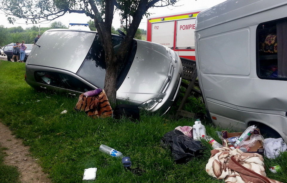 Un microbuz cu 10 moldoveni s-a răsturnat în România