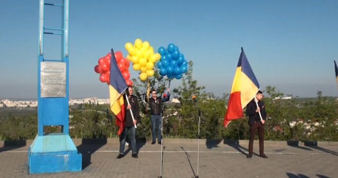 Либералы отметили День молдавского флага румынскими знаменами в Колонице